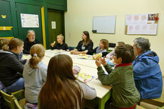 Symbolische Mantelteilung mit den Kommunionkindern (Foto: Karl-Franz Thiede)